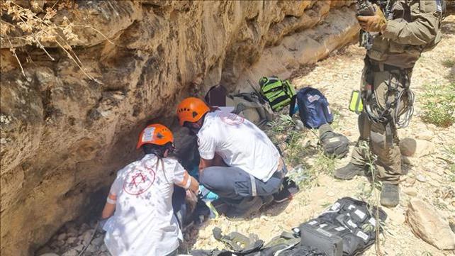 כוחות חילוץ בנחל עמוד, מפנים מטייל שנהרגה אחרי שנפלה מגובה 24.06.22