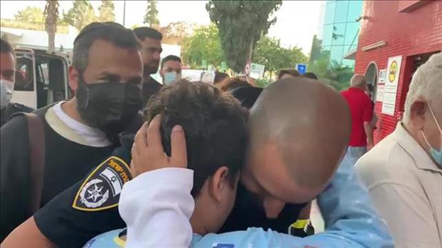 בן 12 שחולץ מדירה בוערת בחולון נפגש עם השוטרים שהצילו אותו 28.04.21