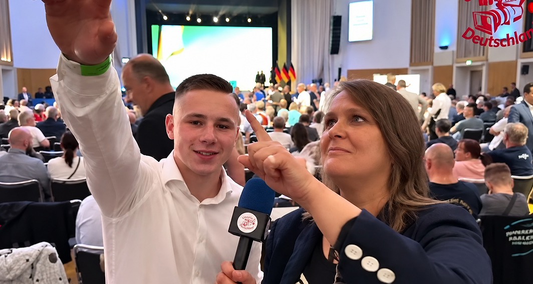 מועמד מפלגת AfD מצדיע במועל יד 
