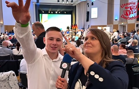 מועמד מפלגת AfD מצדיע במועל יד 