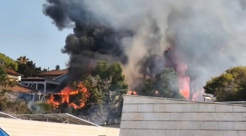 שריפה פרצה בנס ציונה; שלושה מבנים עלו באש