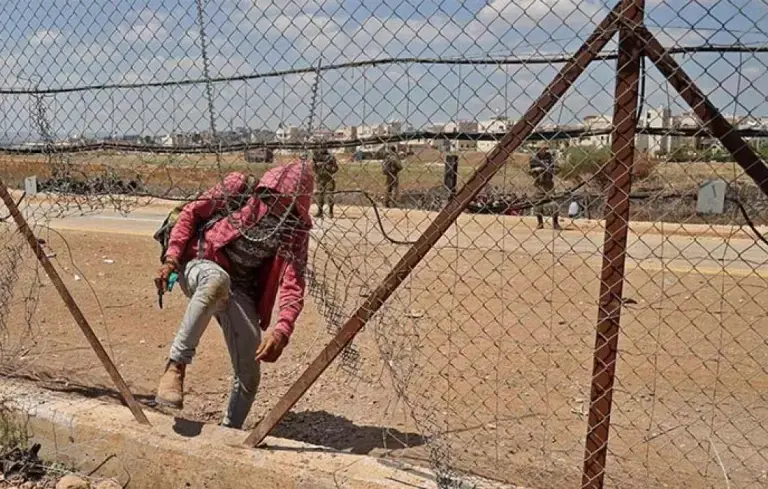 פלסטיני חודר את גדר המערכת