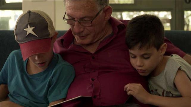 אפקט מיכאלי: הסופר שהפך לאבא בגיל 50 והאישה שבחרה באל-הורות