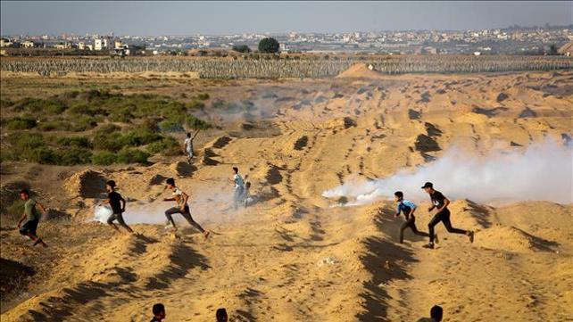 צעירים פלסטינים בעזה מתפרעים ליד גדר המערכת, 16.08.19