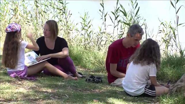 "הלימודים הם לא עול": המשפחות שעברו לחינוך ביתי