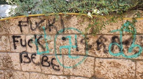 כתובת גנאי וצלב קרס נגד רה"מ רוססו ליד מעון רה"מ