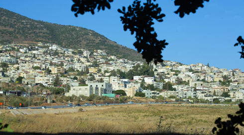 ראש מועצה שנאשם במעורבות בפרוטקשן עבור ארגון הפשיעה של אבו לטיף נשאר בתפקידו למרות שהושעה