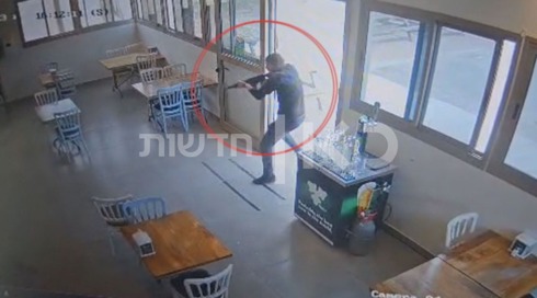 תיעוד חדש: מסע הרצח של המחבלים ממצלמות האבטחה במסעדה