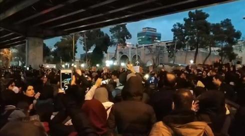 טראמפ למפגינים האיראניים: "מקבלים השראה מאומץ ליבכם"