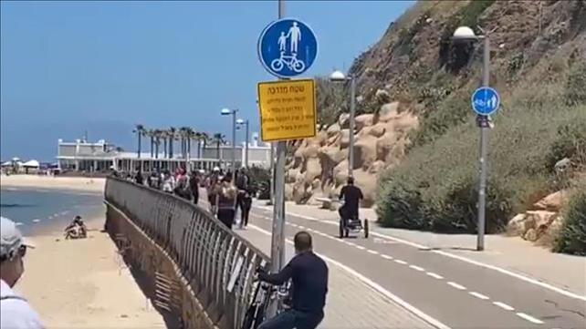 מטיילים בחופי תל אביב ב-2 במאי