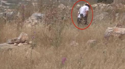 פרסום ראשון: חקירה נגד לוחם צה"ל שתועד מצית שדה בכפר פלסטיני סמוך לשכם