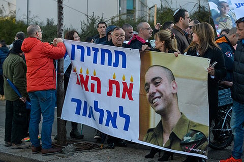 הפגנת תמיכה באלאור אזריה מחוץ לביה