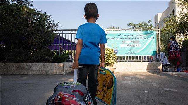 תלמיד כיתה א' מגיע ליום הראשון ללימודים בירושלים 01.0.9.20