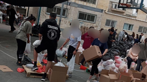 חיילים מתנדבים בשכונה חרדית בירושלים