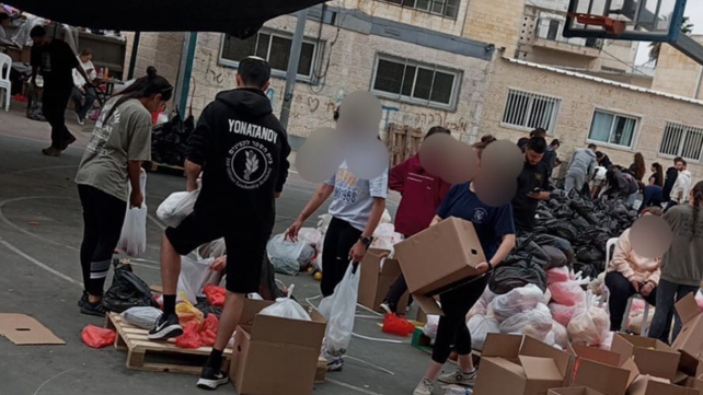 חיילים מתנדבים בשכונה חרדית בירושלים