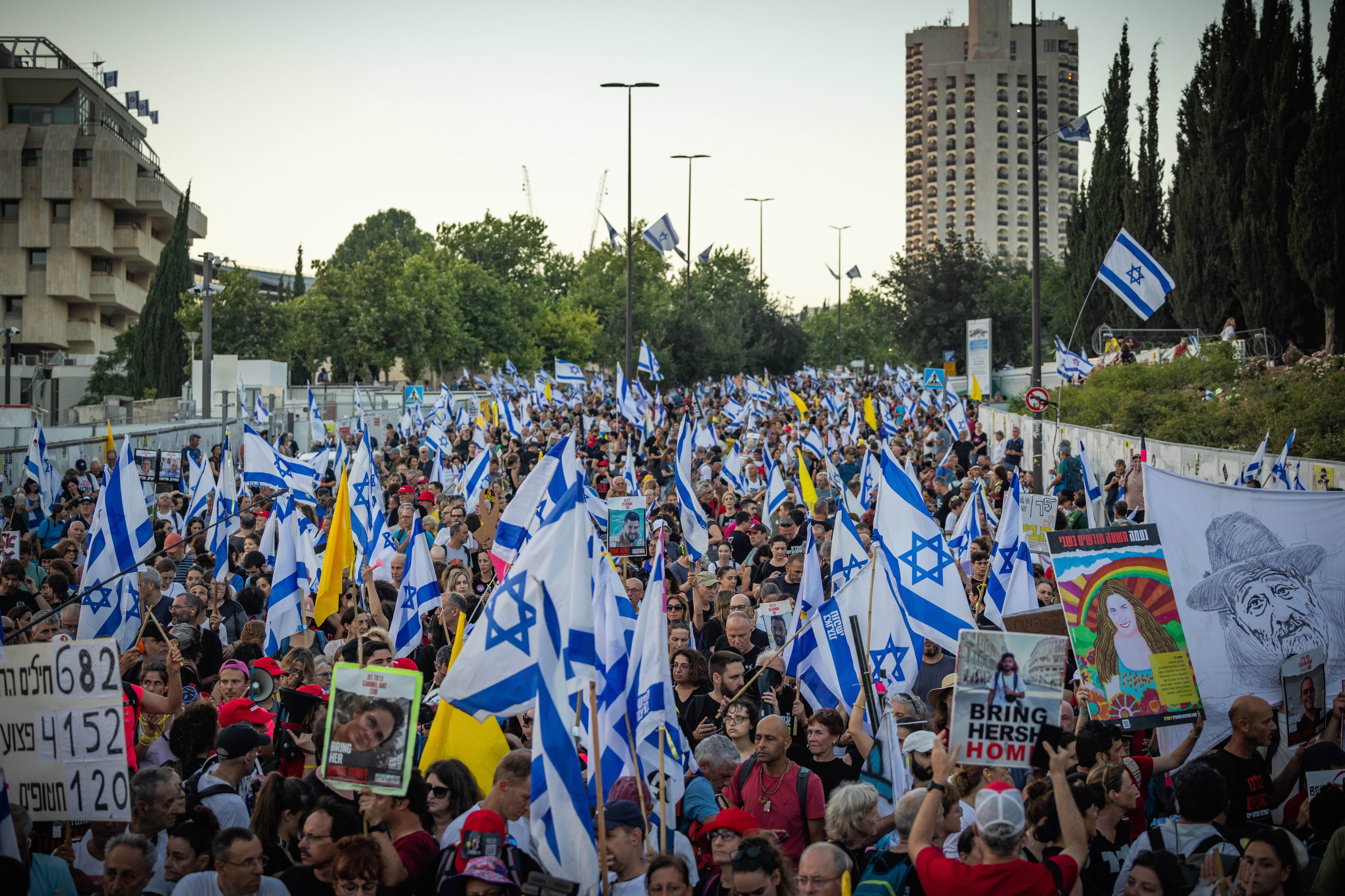 הפגנה למען שחרור החטופים מחוץ למשרד ראש הממשלה בירושלים