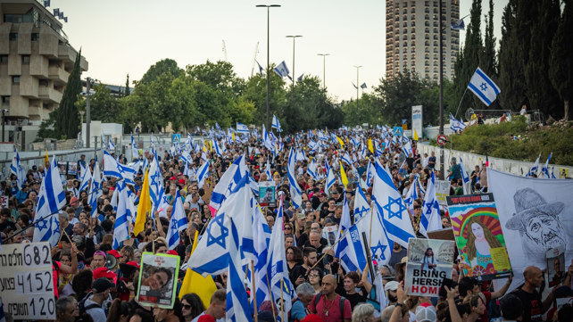 הפגנה למען שחרור החטופים מחוץ למשרד ראש הממשלה בירושלים