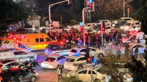 אנשים מתקהלים סביב אמבולנס לאחר אירוע ירי בנוף בגליל