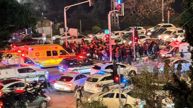 אנשים מתקהלים סביב אמבולנס לאחר אירוע ירי בנוף בגליל