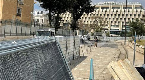חשש לפריצה למשרד רה"מ בירושלים: תיעוד של עבודות הגידור