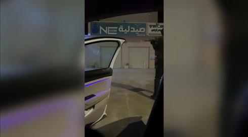 באמצע הרחוב: רעולי פנים יורים ברובה על חנות במרכז רהט