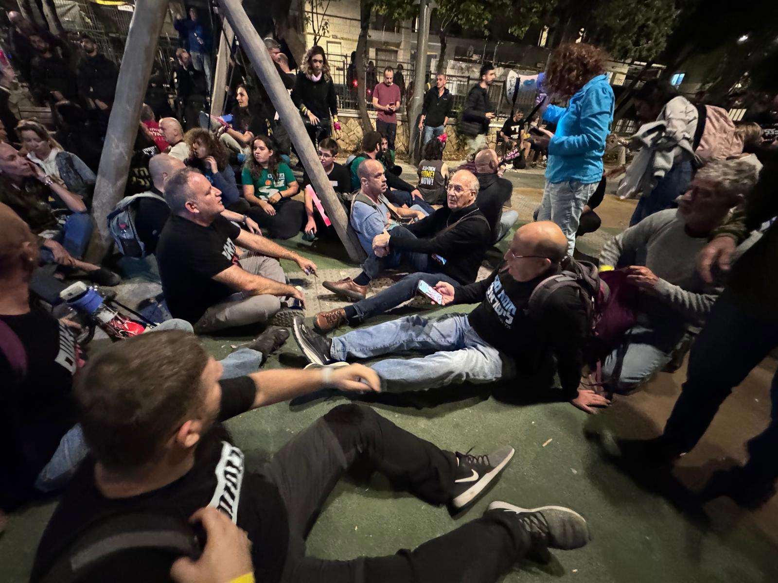 משה בוגי יעלון והאלוף שפר יושבים עם המוחים בצמוד לביתו של נתניהו