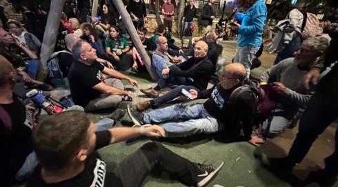 תשעה עצורים בעימותים בין מפגינים ושוטרים מול מעון ראש הממשלה