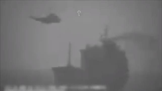 תיעוד אמריקני מהשתלטות איראנית על מכלית נפט במצרי הורמוז