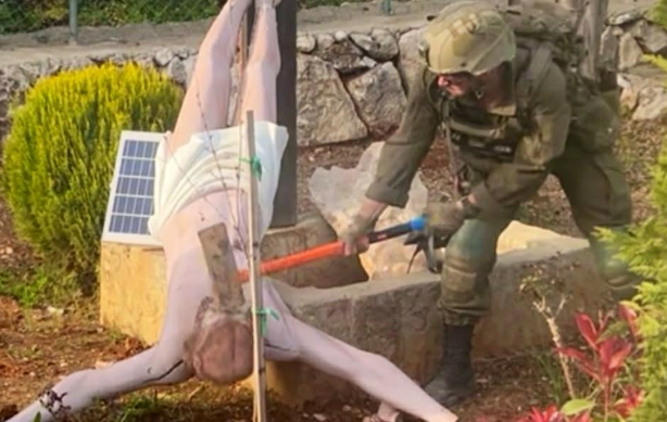 תיעוד שמופץ ברשתות החברתיות: חייל צה''ל משחית פסל של ישו בבדרום לבנון 