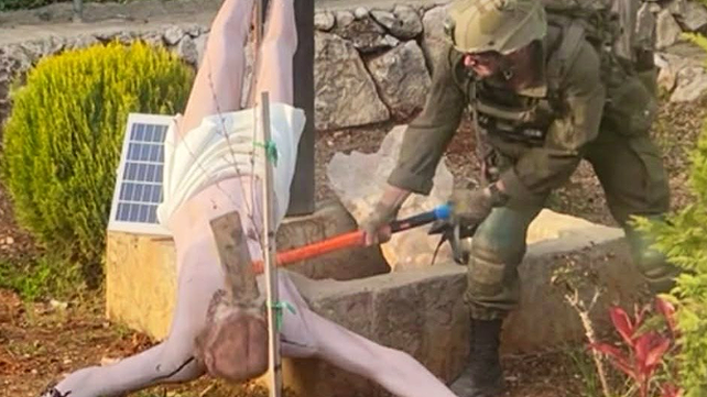 תיעוד שמופץ ברשתות החברתיות: חייל צה''ל משחית פסל של ישו בבדרום לבנון 