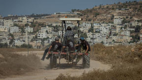 מתנחלים במאחז מגרון, אילוסטרציה