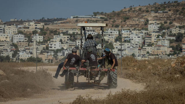 מתנחלים במאחז מגרון, אילוסטרציה