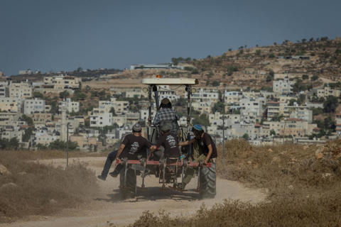 מתנחלים במאחז מגרון, אילוסטרציה