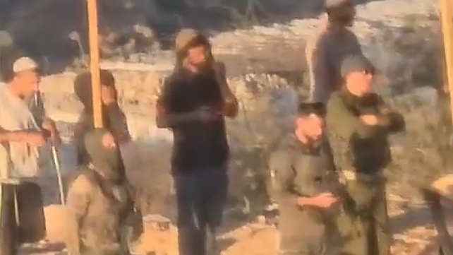 תיעוד שבו נראים לוחמי צה"ל מתפללים עם פורעים יהודים בכפר קוסרה שבשומרון
