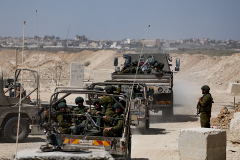 חיילים ישראלים נכנסים לרצועת עזה, אתמול