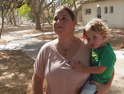 החיטה צומחת שוב: שלוש שנים אחרי הטבח - תושבי הקיבוצים חוזרים הביתה