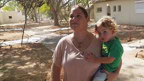 החיטה צומחת שוב: שלוש שנים אחרי הטבח - תושבי הקיבוצים חוזרים הביתה