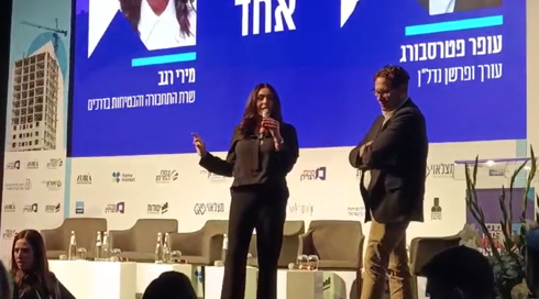 השרה רגב נאלצה לקטוע ריאיון בכנס באילת בעקבות קריאות "בושה" מהקהל
