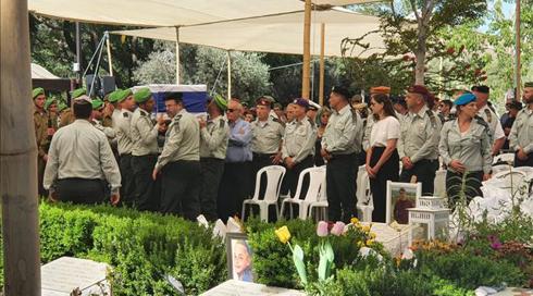 "גילם את הגדרת הקצין": מח"ט הנח"ל שרון אסמן הובא למנוחות