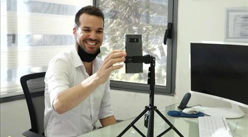 כלכלן, מאלף כלבים ומורה לפיזיקה: בעלי עסקים מסתערים על הטיקטוק