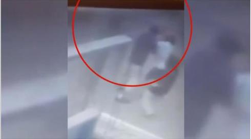 "הרגשתי שאני נמצא בסרט": למרות התיעוד - התוקפת הואשמה בעבירה קלה