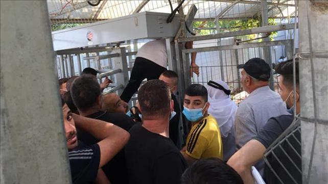 קהל פלסטיני נדחס בלי מסכות בתור ללשכות המתפ"ש, ידיעה מ-24.09.2020