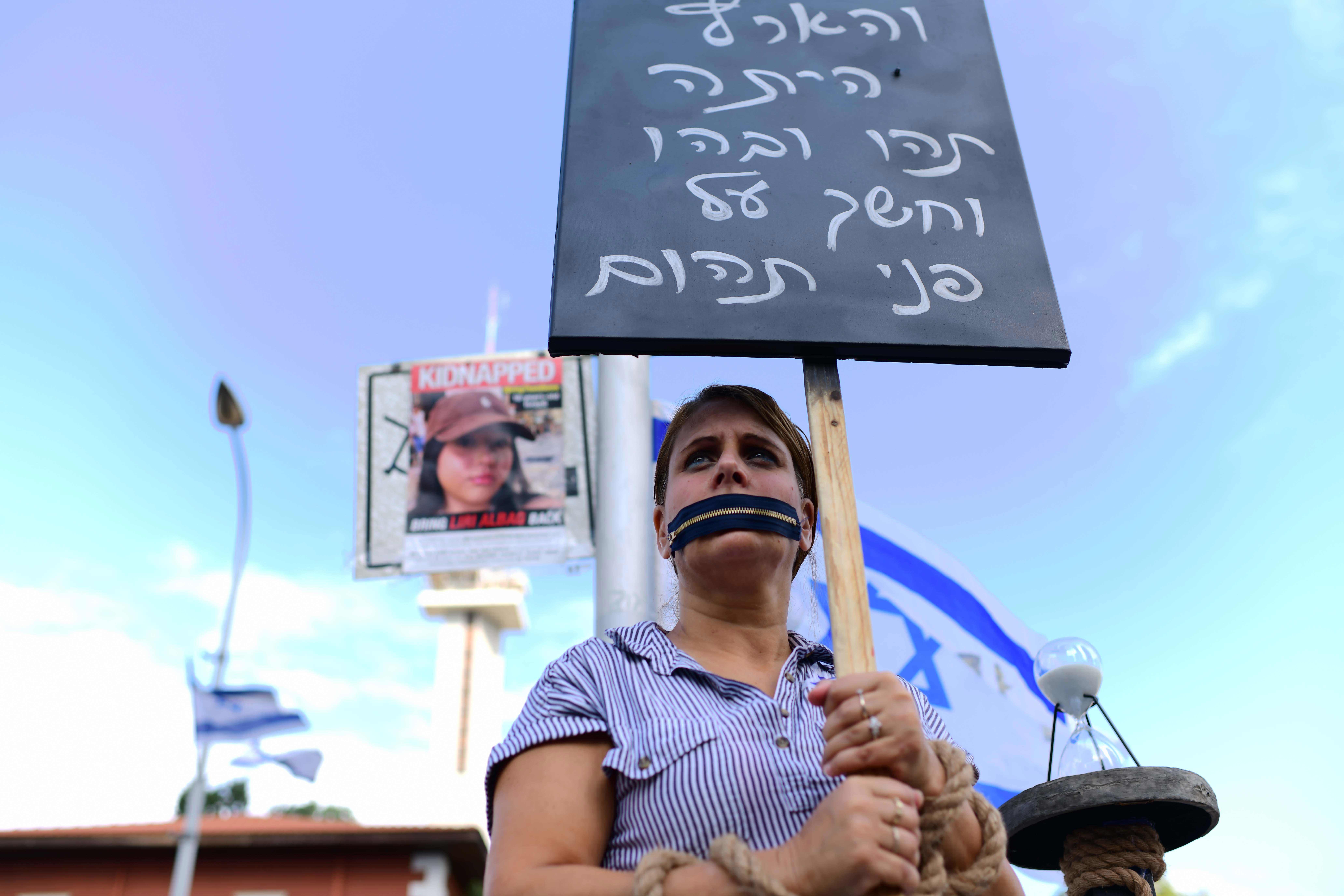 משפחות החטופים מחוץ לקריה 