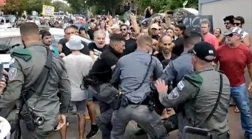 מחאה מול ביתו של בנט ברעננה: 5 נעצרו בחשד להפרת סדר ותקיפת שוטרים