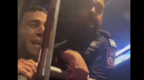 תיעוד: אזרח הלום קרב נעצר ע"י שוטרים באוטובוס בבני ברק