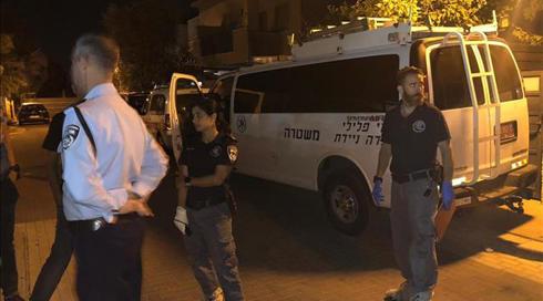 חשד לרצח בגן יבנה: גבר תקף את הוריו, האב נדקר למוות