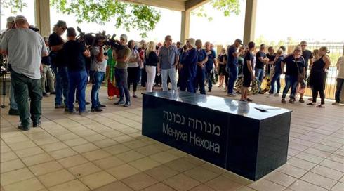 עשרות הגיעו להלווייתו של ההרוג באסון המנוף ביבנה