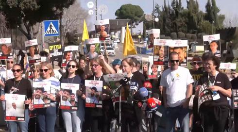 "נתניהו, תדאג לקבר לבן שלי": החשש לגורל החטופים אחרי חידוש הלחימה בעזה