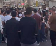 פלסטינים מתאספים סביב הרכב שנורה בחברון