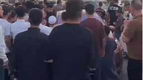 פלסטינים מתאספים סביב הרכב שנורה בחברון